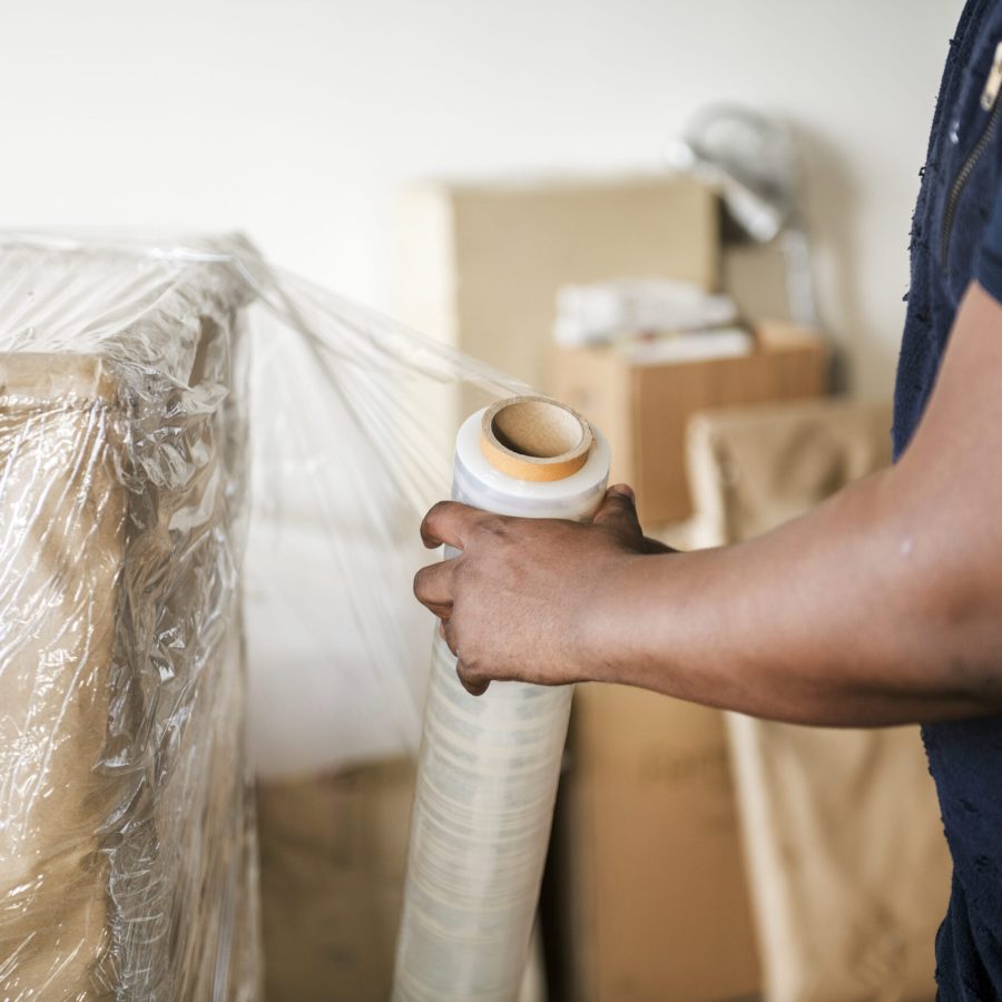 schwarzer-mann-bewegt-moebel-1-scaled